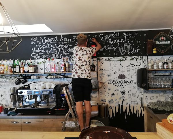 Bar Dolyssimo s ručne kreslenou tabuľou a kávovarom