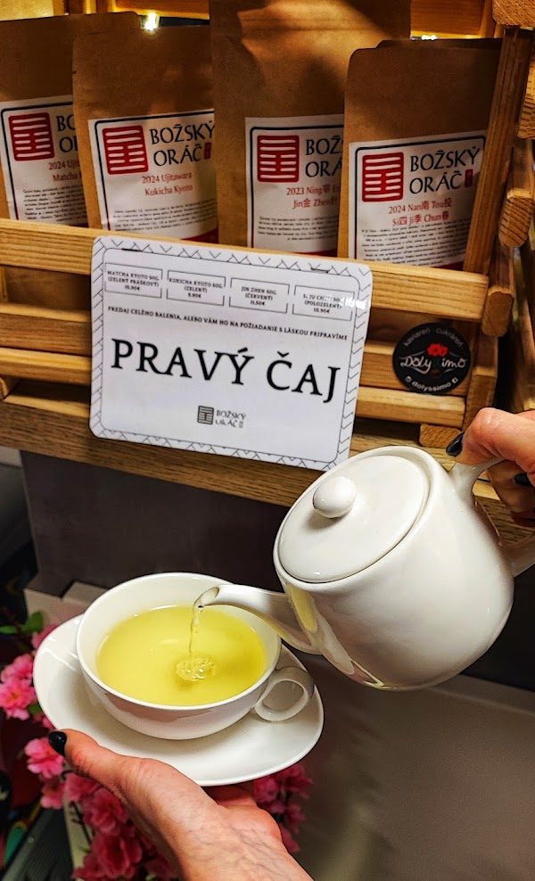 Nalievanie pravého sypaného čaju Božský oráč