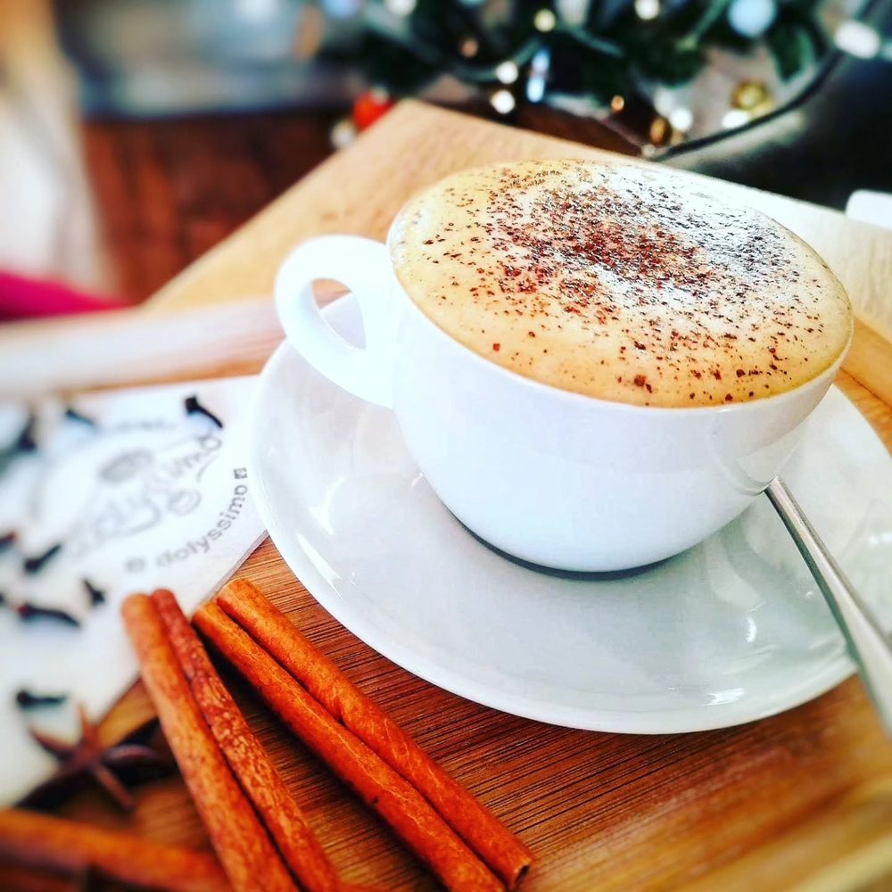 Cappuccino so škoricou na drevenom podnose