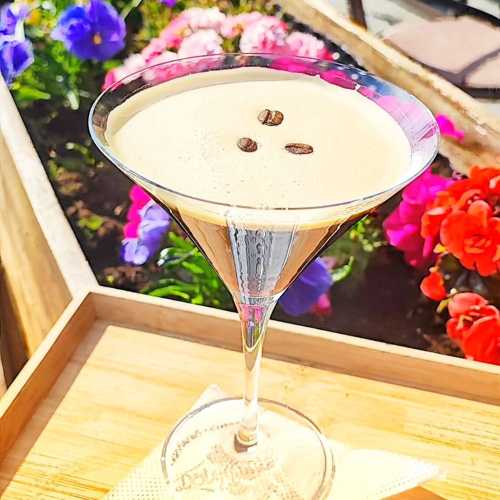 Espresso martini s kávovými zrnami na letnej terase