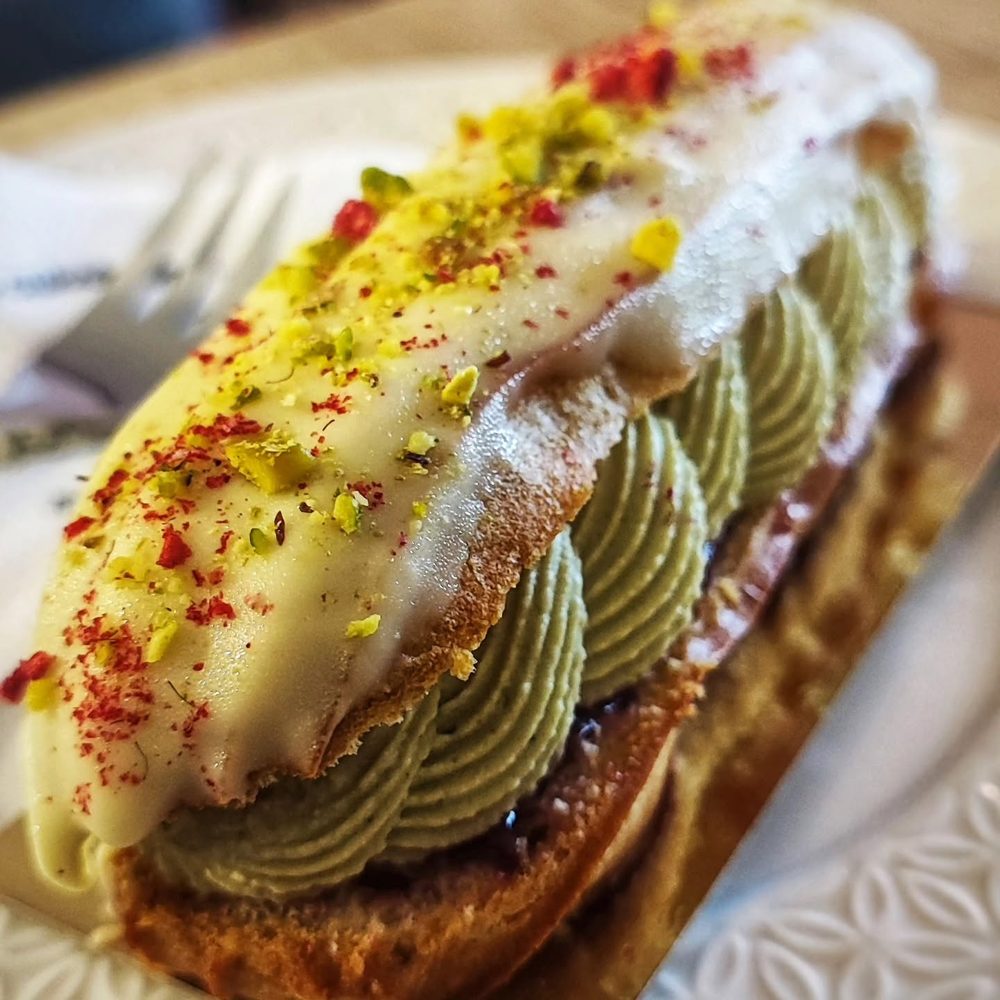 Pistáciový éclair s bielou čokoládou